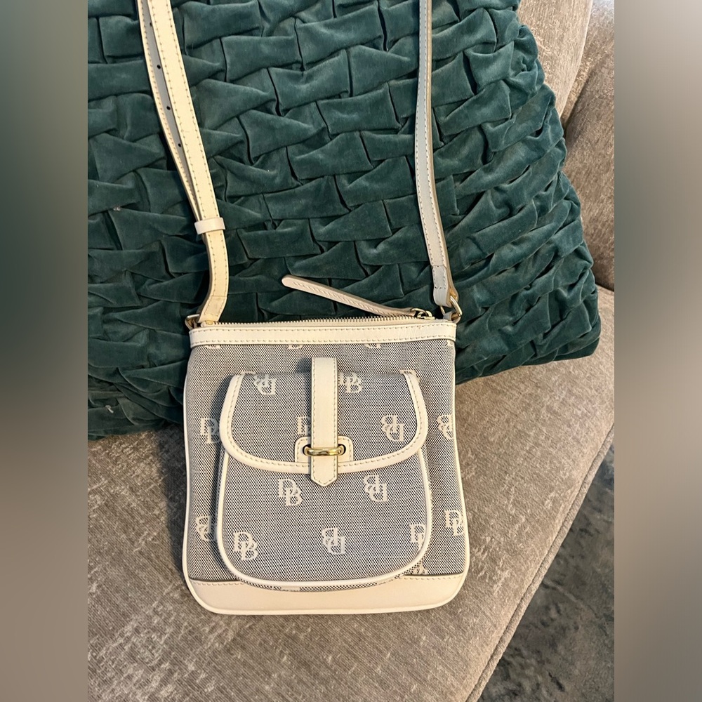 Dooney and Bourke Cross Body Excellent like new condition